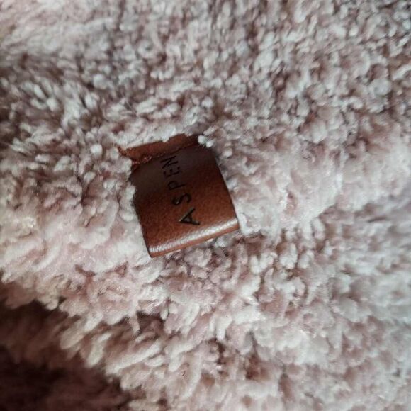 Aspen pink fluffy scarf - Picture 6 of 6